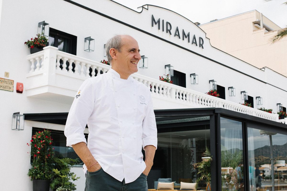 Paco Pérez, ante su restaurante Miramar. Paco Pérez, ante su restaurante Miramar.