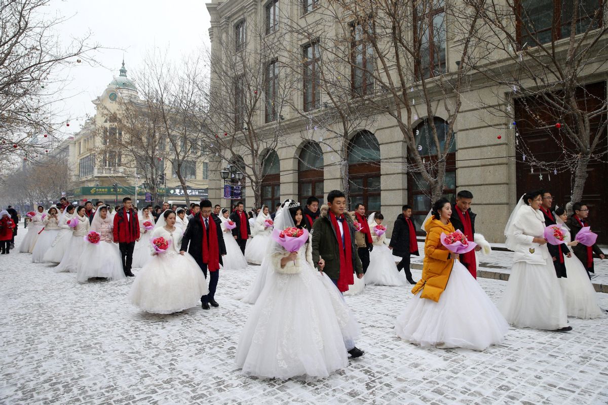Varios recién casados chinos posan en un evento en Harbin, China. Varios recién casados chinos posan en un evento en Harbin, China.