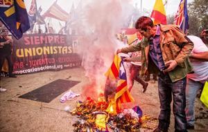 Una imagen de la concentración ultra del Doce de Octubre del 2016, en Barcelona, en la que se quemaron banderas independentistas.