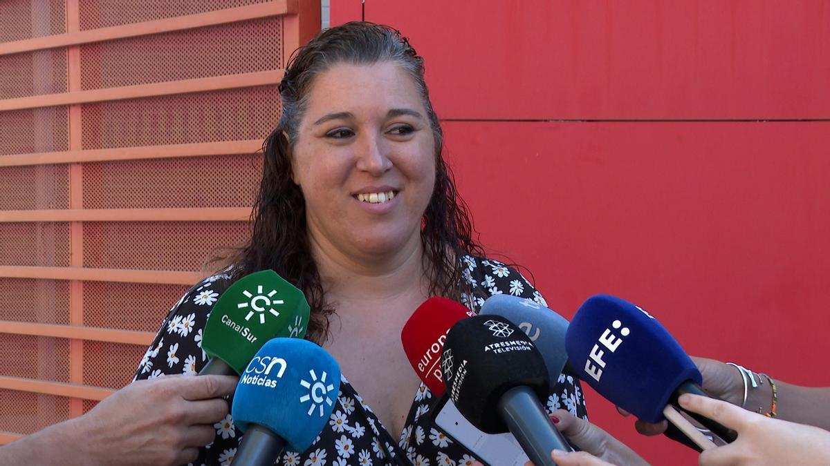 La mujer que devolvió 500 euros a una anciana en Sevilla, premiada con un trabajo
