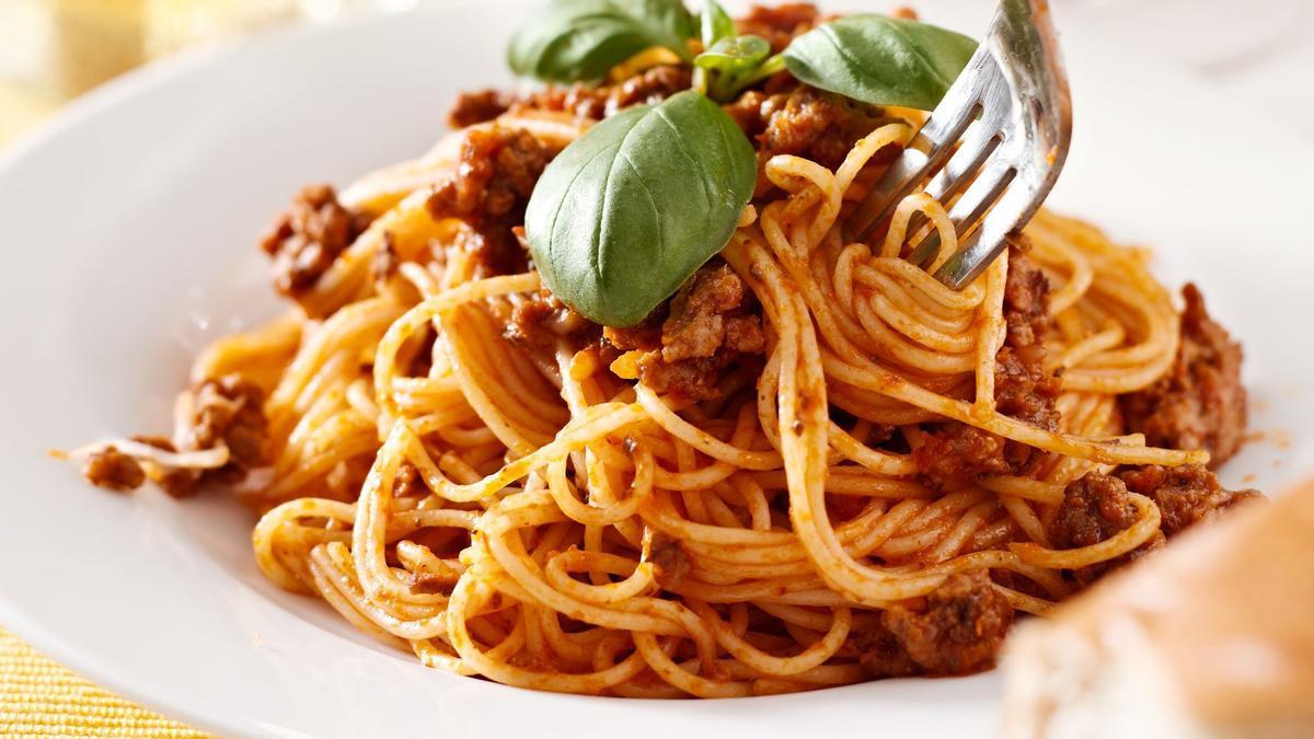 Plato de espaguetis con tomate