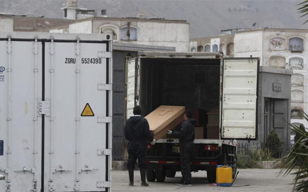 Trabajadores de un cementerio en Perú trasladan los fallecidos por COVID-19. Trabajadores de un cementerio en Perú trasladan los fallecidos por COVID-19.
