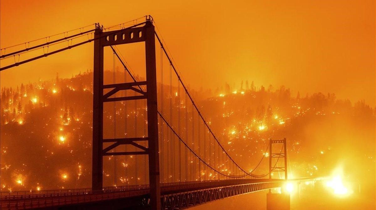 El puente de Oroville, en California, envuelto en llamas. El puente de Oroville, en California, envuelto en llamas.