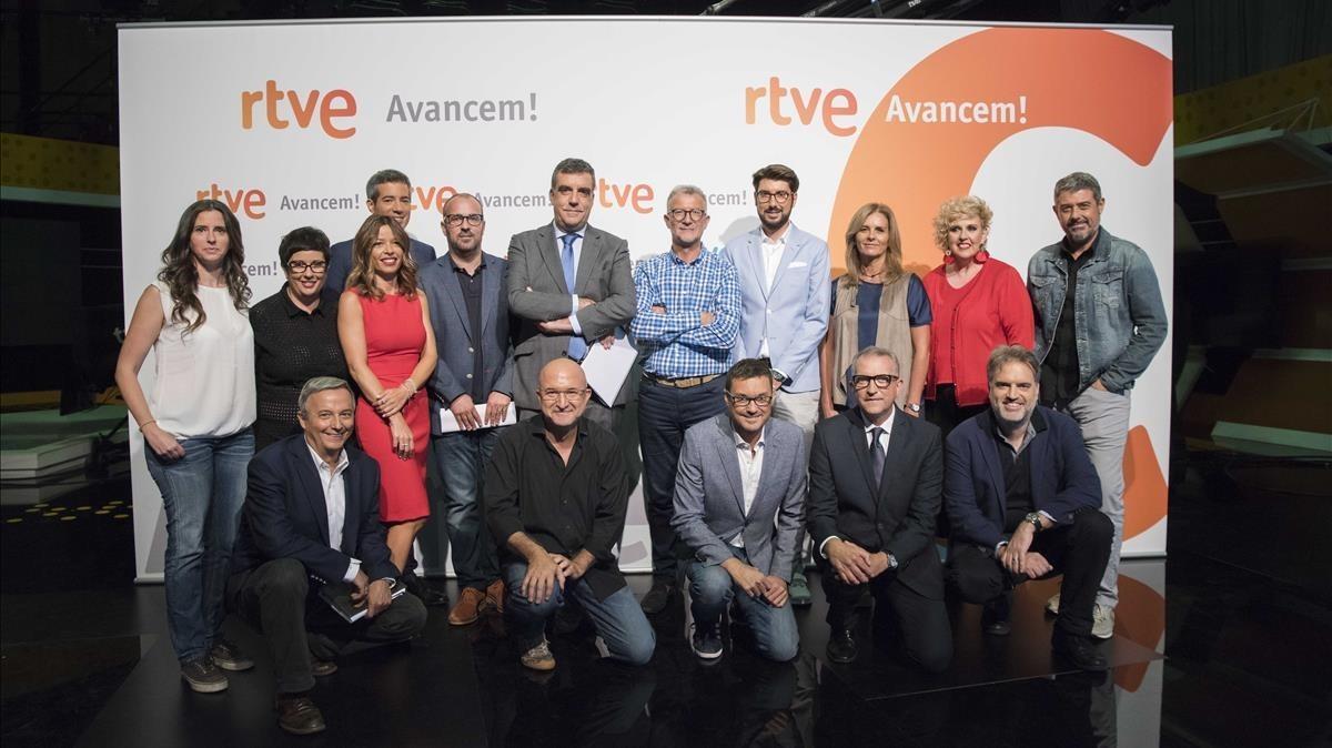 Los principales presentadores de TVE-Catalunya y Ràdio 4, con Carles González (centro), director de RTVE en Catalunya.