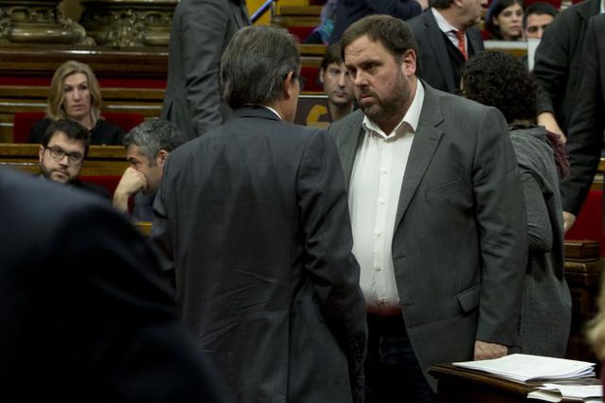 Artur Mas y Oriol Junqueras hablan en el Parlament, el pasado 19 de diciembre. Artur Mas y Oriol Junqueras hablan en el Parlament, el pasado 19 de diciembre.
