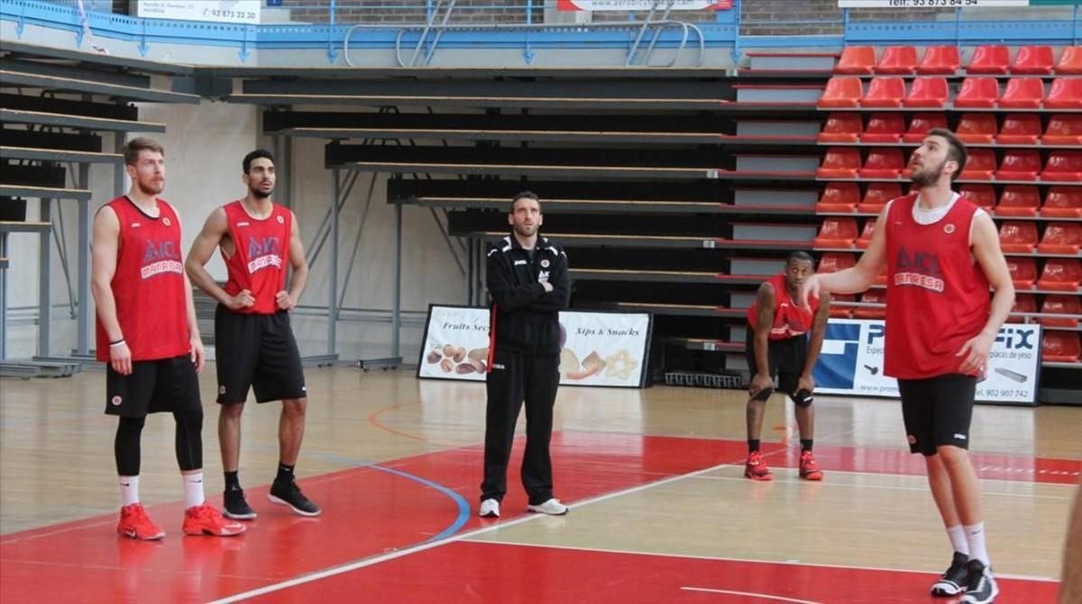 Los jugadores del Manresa y el técnico Ibon Navarro, en el entrenamiento de este jueves Los jugadores del Manresa y el técnico Ibon Navarro, en el entrenamiento de este jueves