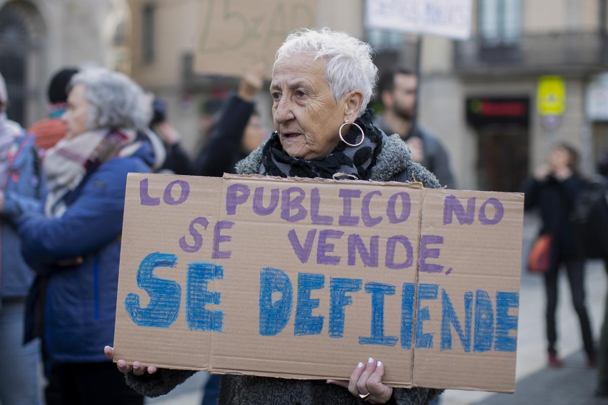 Una manifestante en la concentración a favor de los servicios públicos, en Barcelona.