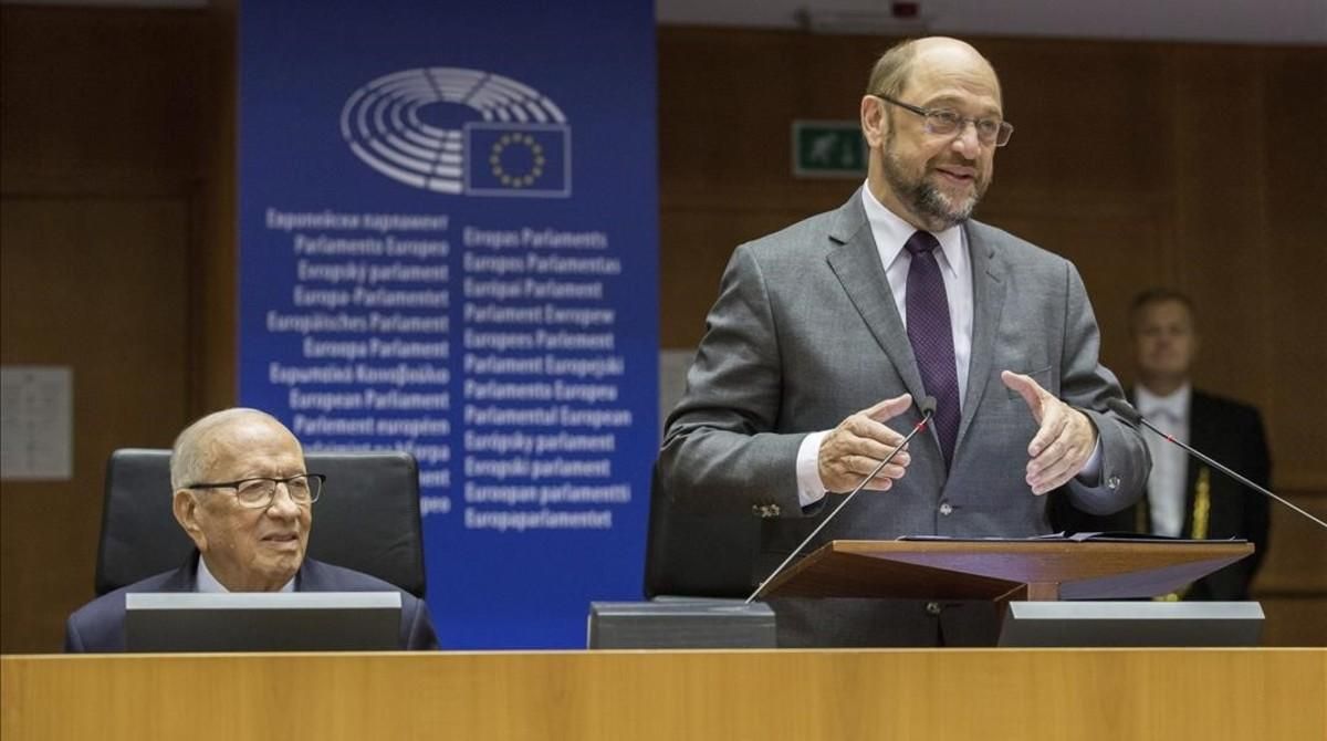Martin Schulz, presidente del Parlamento Europeo, junto al presidente de Túnez, Beyi Caid Essebsi, pronuncia su discurso durante una sesión plenaria en la Eurocámara, en Bruselas, este jueves. Martin Schulz, presidente del Parlamento Europeo, junto al presidente de Túnez, Beyi Caid Essebsi, pronuncia su discurso durante una sesión plenaria en la Eurocámara, en Bruselas, este jueves.