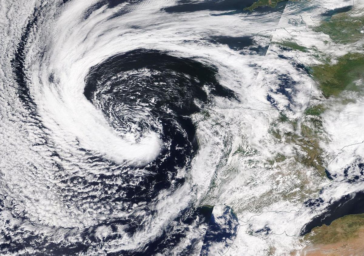 Alertan de un posible huracán de fuerza 4 en España
