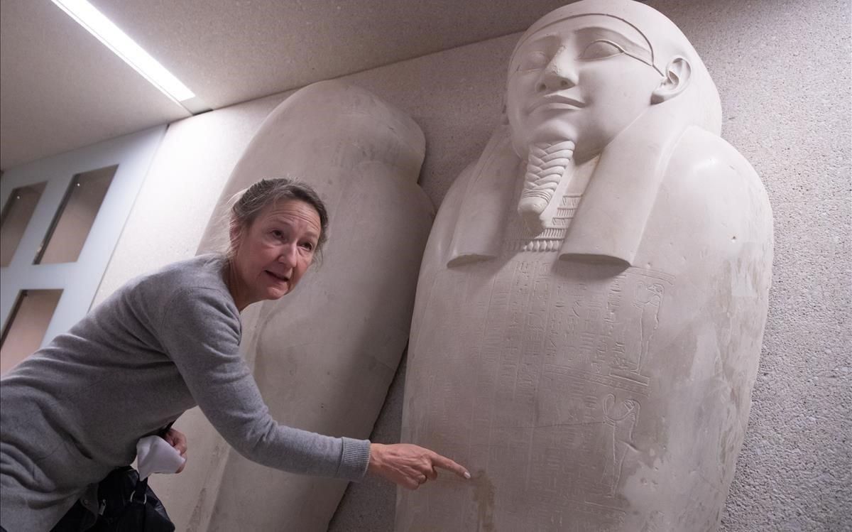 La directora del Museo Egipcio de Berlín muestra una de las obras atacadas. La directora del Museo Egipcio de Berlín muestra una de las obras atacadas.