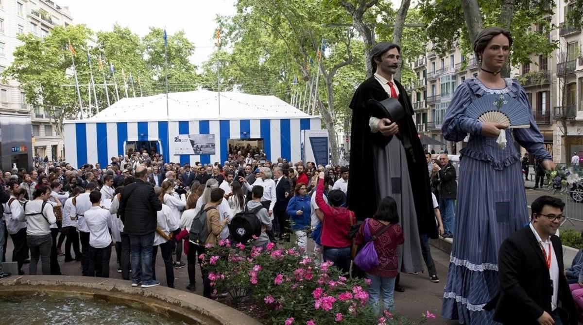 Los gigantes bailan ante el entoldado que se ubica en los Jardinets de Gràcia con motivo del bicentenario de las fiestas. Los gigantes bailan ante el entoldado que se ubica en los Jardinets de Gràcia con motivo del bicentenario de las fiestas.