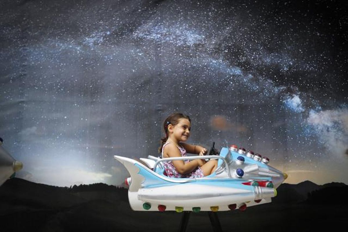 Una niña, en una atracción del ’Baby Patufet’. Una niña, en una atracción del ’Baby Patufet’.