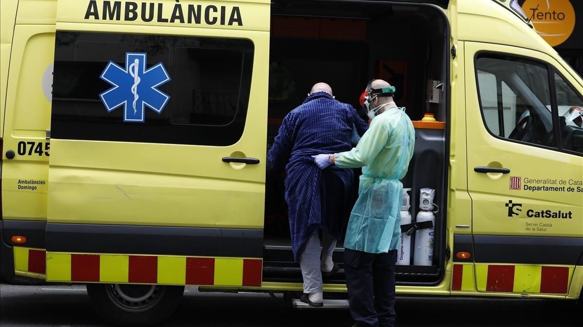 Un anciano con síntomas de coronavirus es trasladado a un hospital. Un anciano con síntomas de coronavirus es trasladado a un hospital.