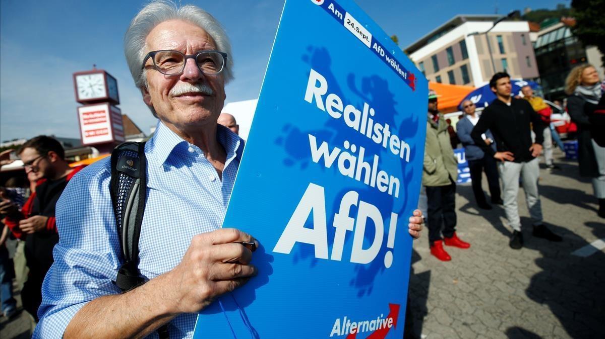Miembros de AfD protestan en un acto electoral de Merkel, en Happenheim, este viernes.
