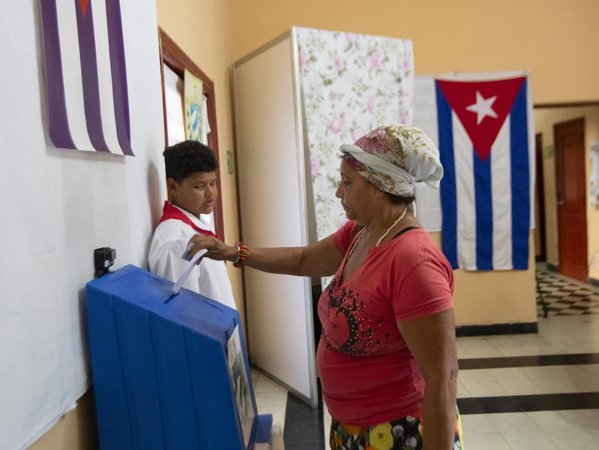 Una mujer vota en un colegio de La Habana en los comicios locales, este domingo. Una mujer vota en un colegio de La Habana en los comicios locales, este domingo.