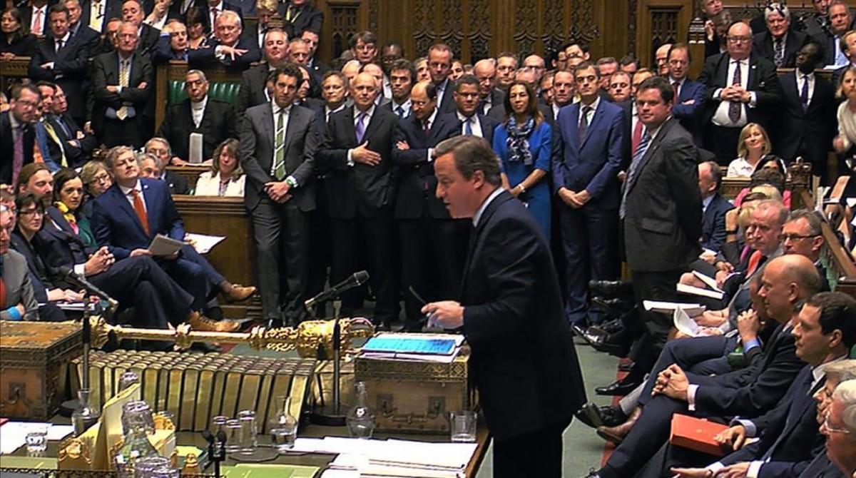 Cameron habla en las últimas preguntas al primer ministro en el Parlamento británico, en Londres.