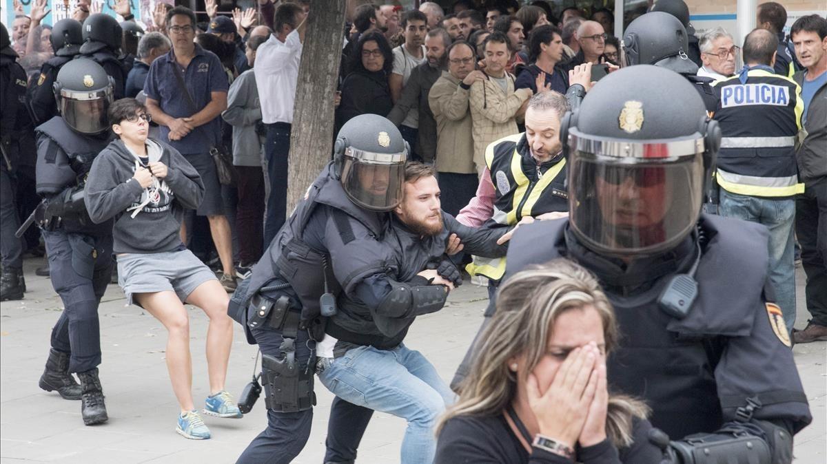 La policía interviene en el barrio de Cappont de Lleida.