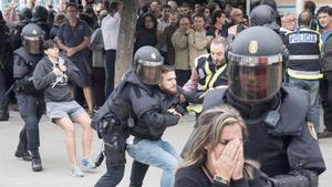 Un informe denuncia les "inhumanes" càrregues policials de l'1-O