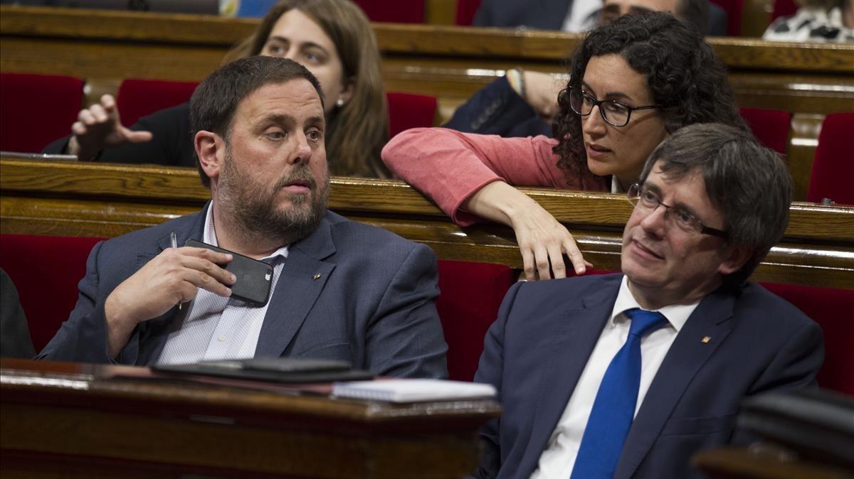 Imagen de Oriol Junqueras, Carles Puigdemont y la secretaria general de ERC, Marta Rovira, en el Parlament, en junio del 2016.