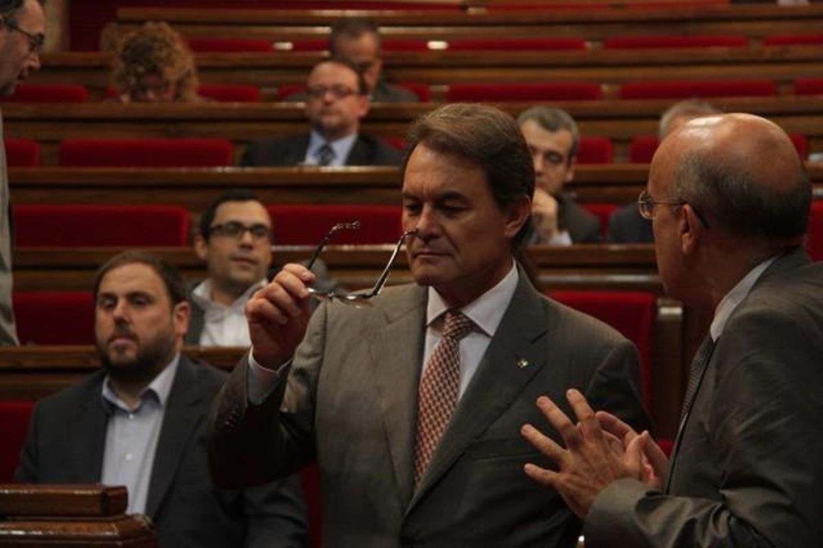 Artur Mas habla con el ’conseller’ Boi Ruiz, con Oriol Junqueras al fondo, este jueves. Artur Mas habla con el ’conseller’ Boi Ruiz, con Oriol Junqueras al fondo, este jueves.