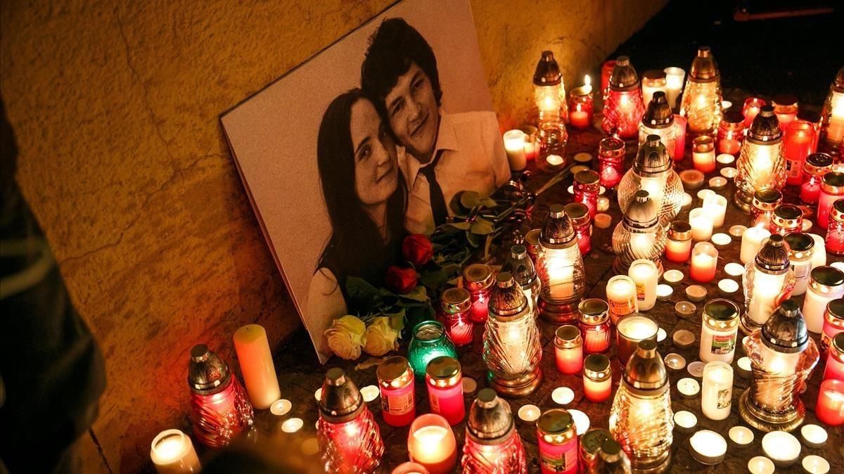 Recuerdo floral en memoria del periodista Jan Kuciak y su pareja, en Bratislava. Recuerdo floral en memoria del periodista Jan Kuciak y su pareja, en Bratislava.