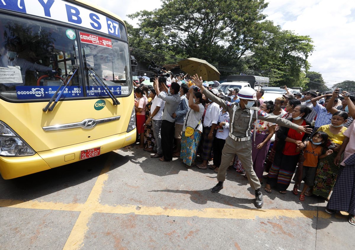 Un policía controla el tráfico ante la prisión Insein, en Yangon (Birmania), ante la salida de presos en autobús. Un policía controla el tráfico ante la prisión Insein, en Yangon (Birmania), ante la salida de presos en autobús.