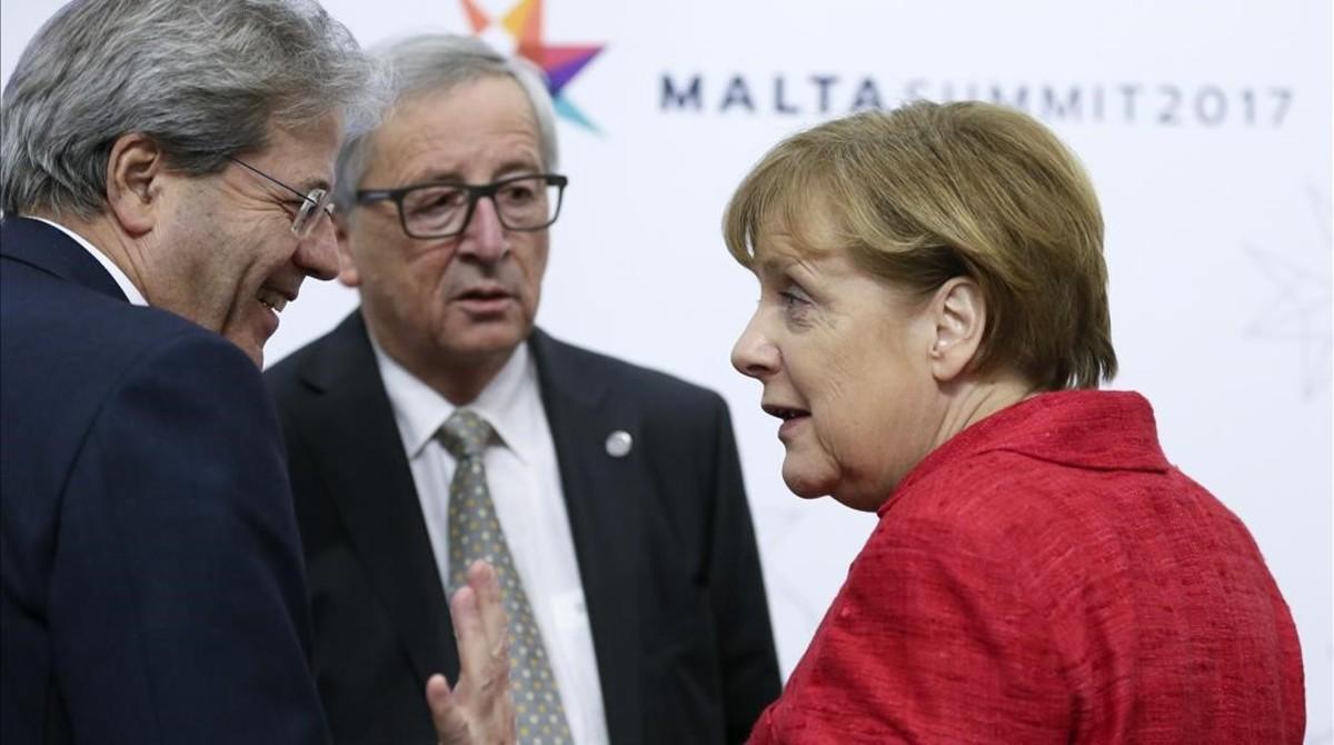 La cancillera alemana, Angela Merkel conversa con el ’premier’ italiano, Paolo Gentiloni, junto al presidente de la Comisión Europea, Jean-Claude Juncker, en la cumbre informal de la UE en Malta, el pasado mes de febrero.