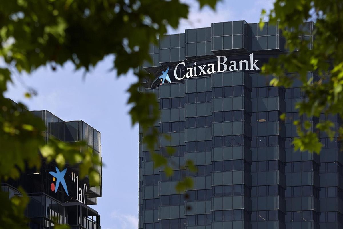 CaixaBank gana casi cuatro veces más por la fusión con Bankia y planea elevar el dividendo.