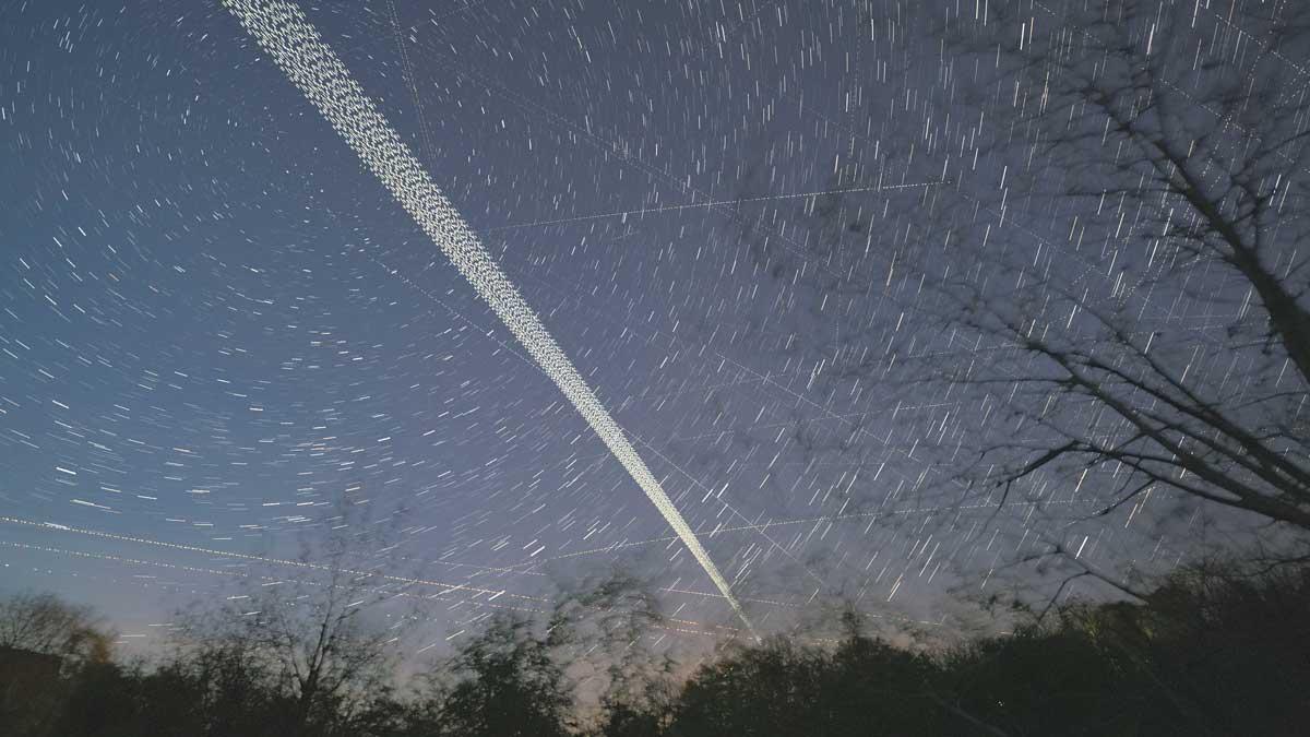 Una combinación de múltiples exposiciones en una sola foto muestra el rastro en el cielo del satélite SpaceX Starlink, a su paso por Herrnleis (Austria).