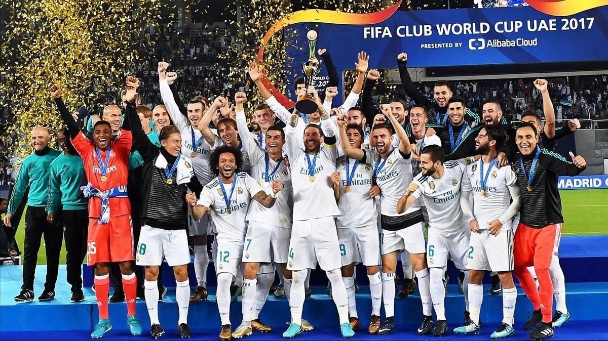 Sergio Ramos levanta la copa rodeado de sus compañeros. Sergio Ramos levanta la copa rodeado de sus compañeros.