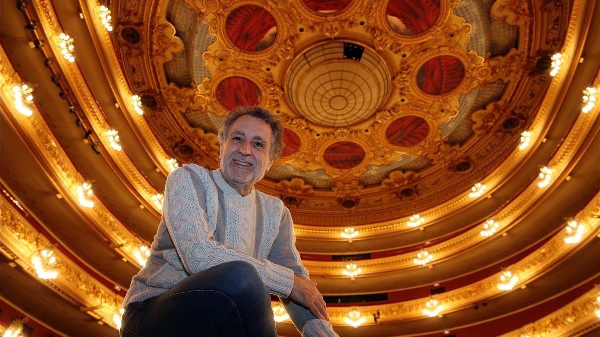 Josep Pons, sin la batuta ni el traje de los días de función, junto al foso del Gran Teatre del Liceu. Josep Pons, sin la batuta ni el traje de los días de función, junto al foso del Gran Teatre del Liceu.