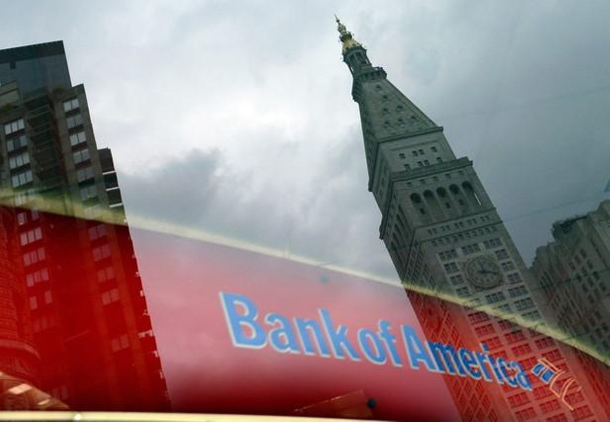 Un edificio se refleja en una ventana de una sucursal de Bank of America en Nueva York. Un edificio se refleja en una ventana de una sucursal de Bank of America en Nueva York.