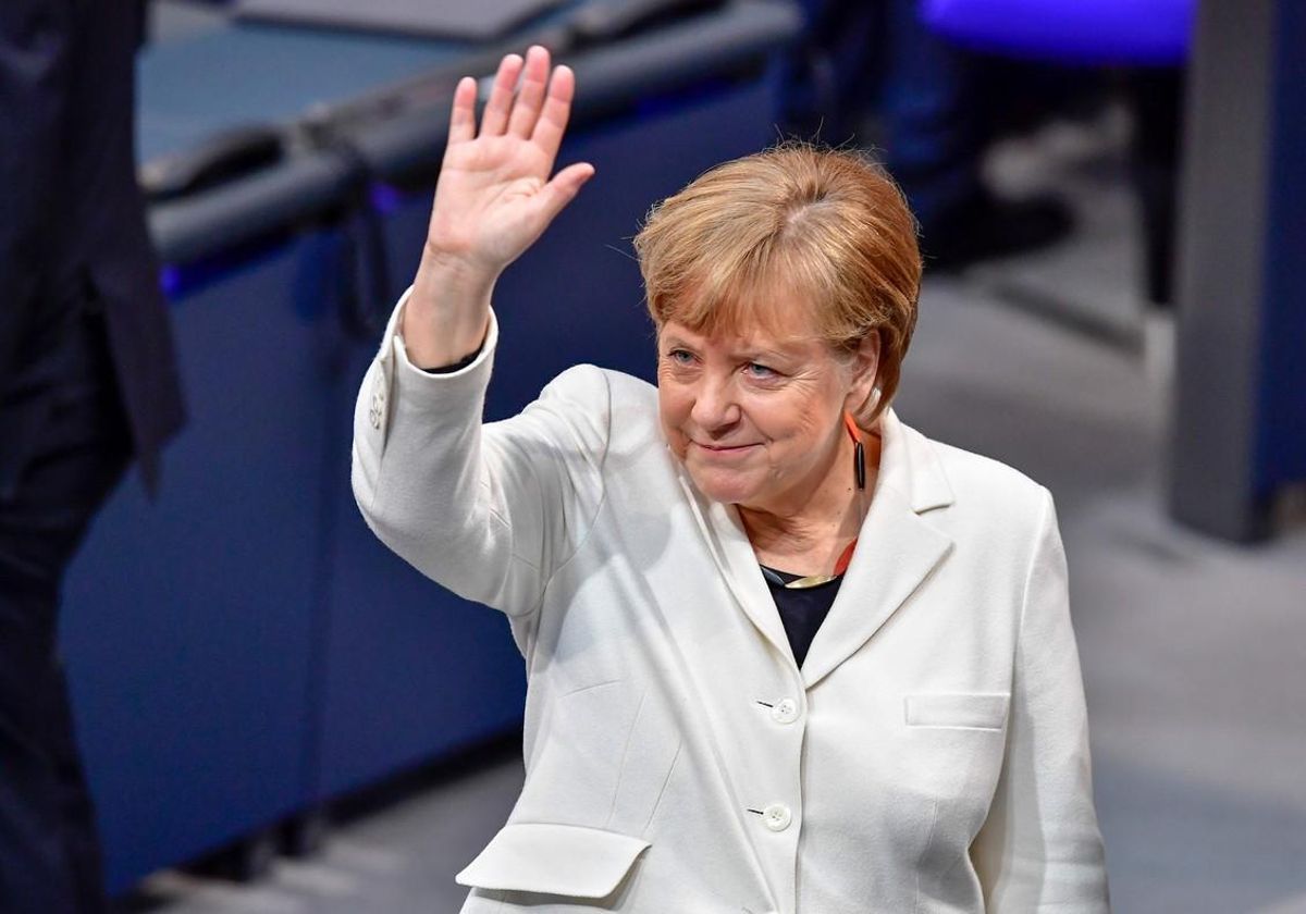 Merkel saluda a su llegada a la sesión del Bundestag para ser investida una vez más cancillera alemana. Merkel saluda a su llegada a la sesión del Bundestag para ser investida una vez más cancillera alemana.