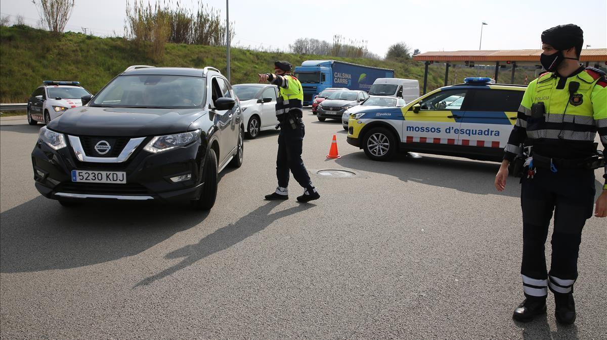 Control de los Mossos en la Roca del Vallès durante la operación salida de Semana Santa.