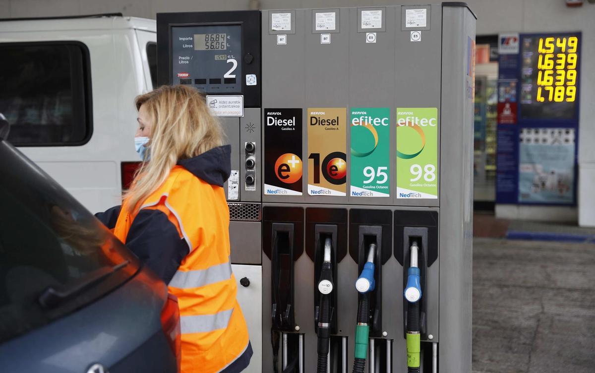 Una empleada de una gasolinera, surte combustible a un vehículo, en una imagen de archivo. EFE/LUIS TEJIDO