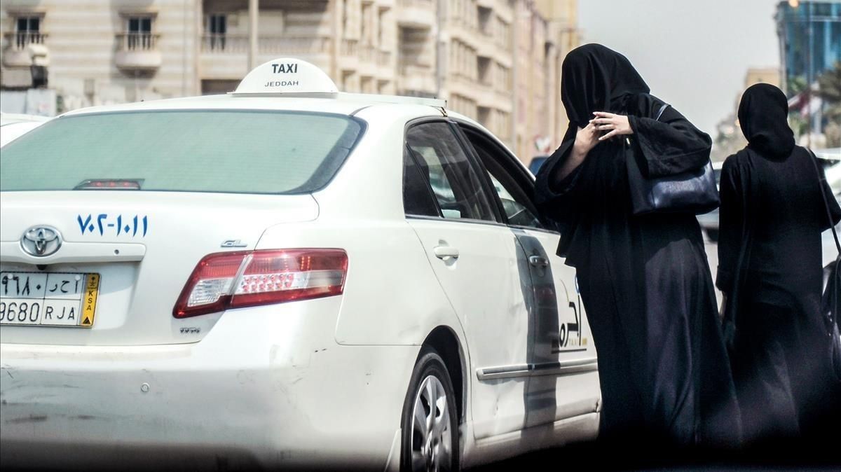 Una mujer saudí se prepara para subir a un taxi en una calle principal de la ciudad costera de Yeda, el 27 de septiembre. Una mujer saudí se prepara para subir a un taxi en una calle principal de la ciudad costera de Yeda, el 27 de septiembre.