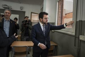 El ’president’ Aragonès y el ’conseller’ Cambray comprueban el mal estado de las ventanas del instituto Pompeu Fabra de Badalona, este miércoles.