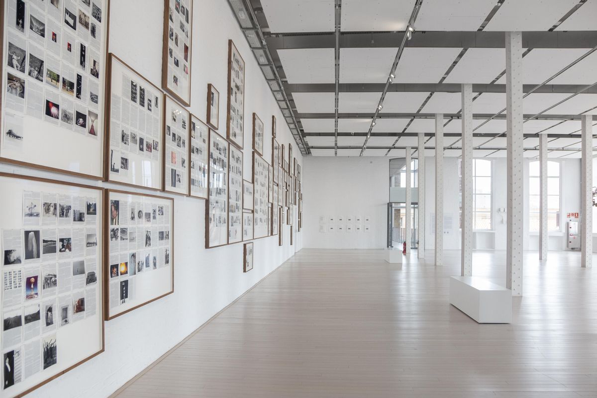 Imagen de la exposición de Adam Broomberg y Oliver Chanari en el centro Fabra i Coats. Imagen de la exposición de Adam Broomberg y Oliver Chanari en el centro Fabra i Coats.