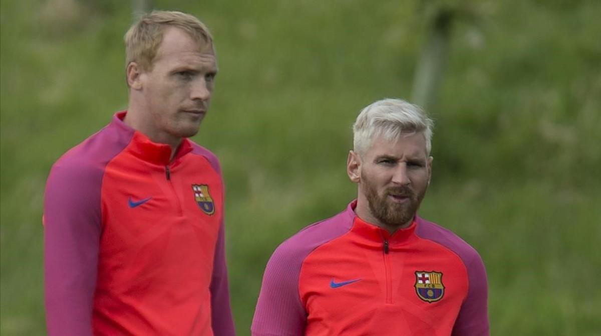 Mathieu, junto a Messi, en el entrenamiento del martes.