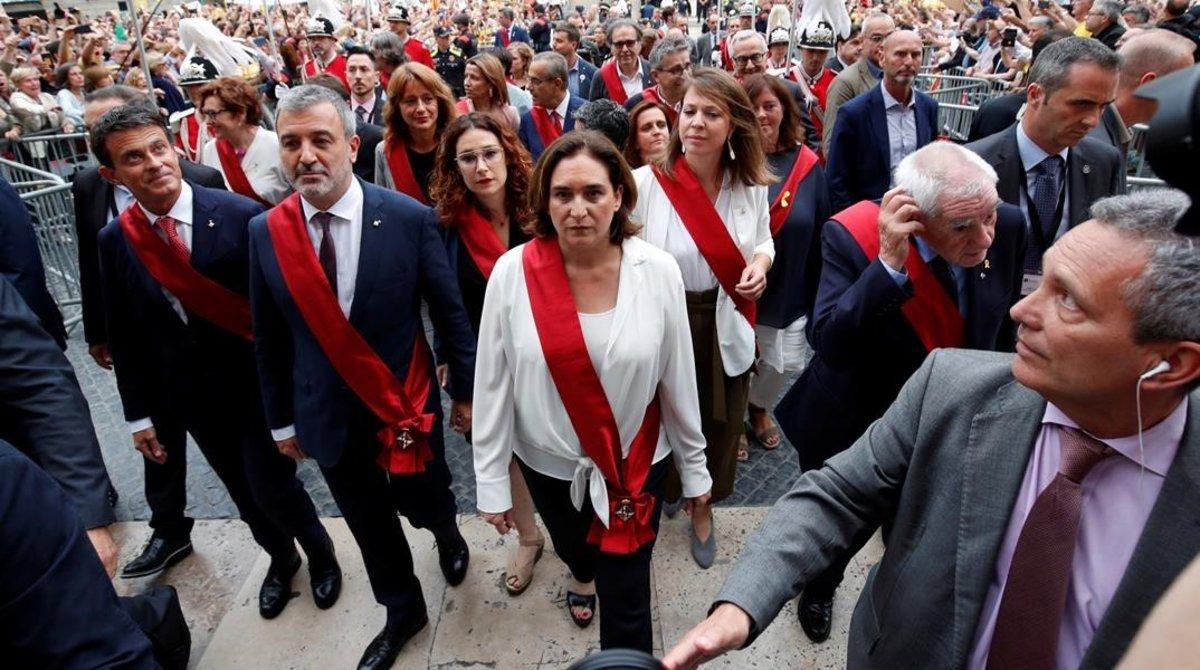 Colau, Collboni, Maragall y Valls, en la plaza Sant Jaume tras la investidura de Colau como alcaldesa.