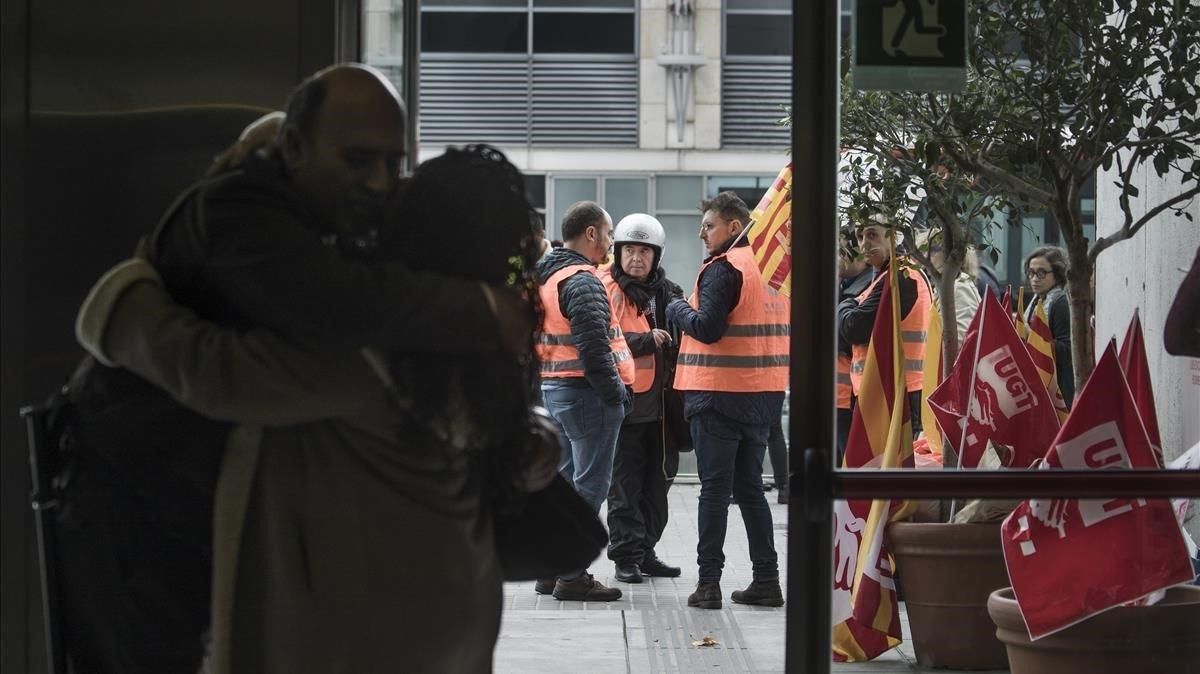 Trabajadores de la DGAIA protestan a las puertas de la sede de la Conselleria de Treball, Afers Socials i Famílies. Trabajadores de la DGAIA protestan a las puertas de la sede de la Conselleria de Treball, Afers Socials i Famílies.