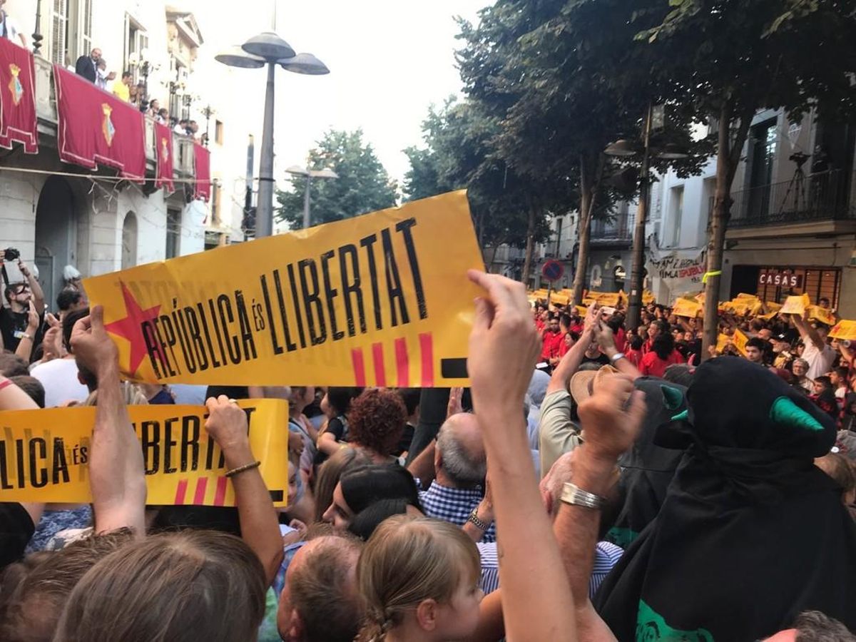 Pancartas de “República-Llibertat” a La Crida de Les Santes de Mataró. Pancartas de “República-Llibertat” a La Crida de Les Santes de Mataró.