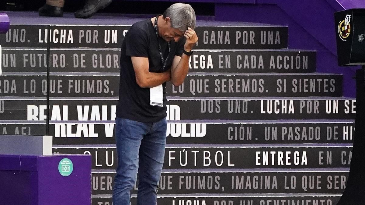Setién se desespera durante el Valladolid-Barça en el Nuevo José Zorrilla. Setién se desespera durante el Valladolid-Barça en el Nuevo José Zorrilla.