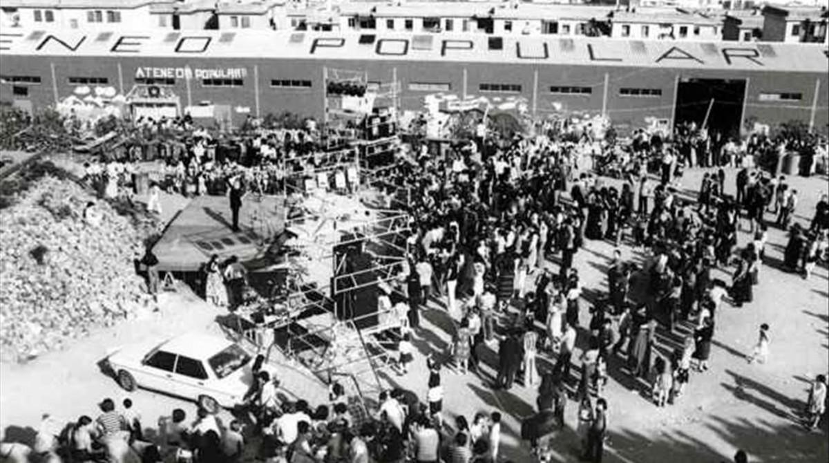 Épica entrada vecinal en la vieja fábrica asfáltica de Roquetes, el 9 de enero de 1977, este lunes hace 40 años.