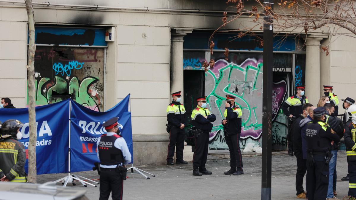 Quatre persones moren en un incendi en un local ocupat de la plaça de Tetuan de Barcelona