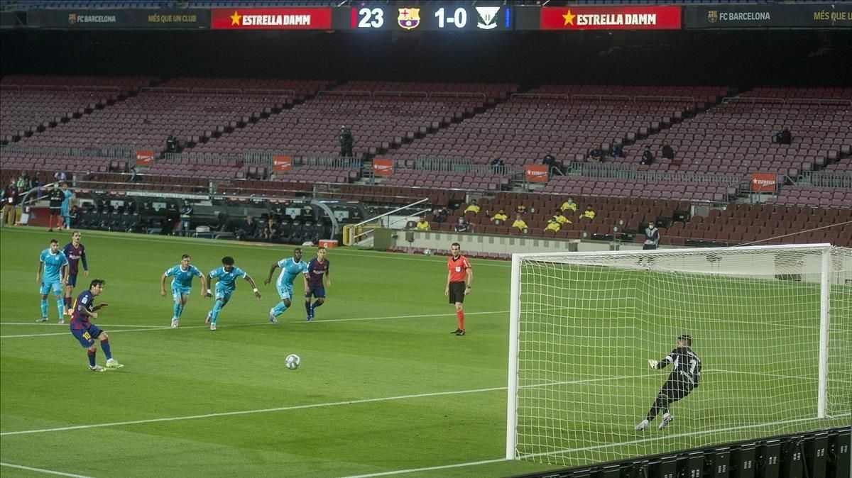 Messi marca de penalti el 2-0 al Leganés en el Camp Nou. Messi marca de penalti el 2-0 al Leganés en el Camp Nou.