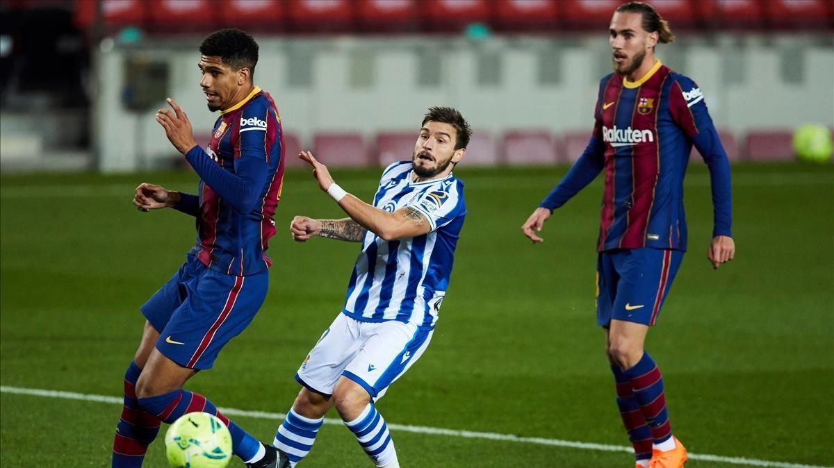 Araujo pelea con Portu ante la mirada de Mingueza en el Barça-Real Sociedad del Camp Nou. Araujo pelea con Portu ante la mirada de Mingueza en el Barça-Real Sociedad del Camp Nou.