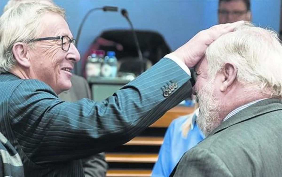 Juncker hace un gesto cariñoso hacia Cañete, ayer en Bruselas. Juncker hace un gesto cariñoso hacia Cañete, ayer en Bruselas.