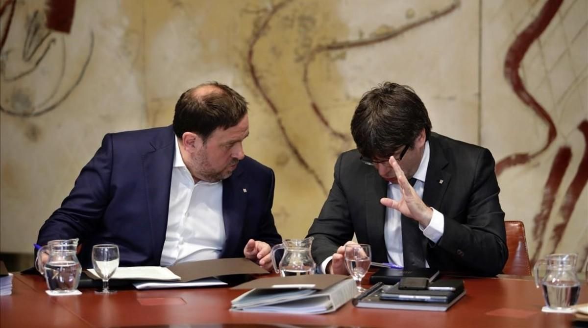 El ’president’ Carles Puigdemont y el vicepresidente Oriol Junqueras conversan antes de una reunión del Govern. El ’president’ Carles Puigdemont y el vicepresidente Oriol Junqueras conversan antes de una reunión del Govern.