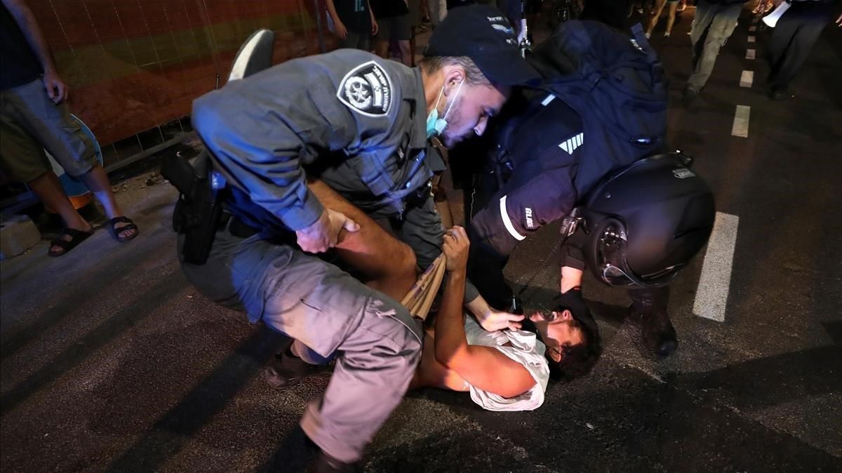 Un manifestante es detenido por la policía durante una protesta en Tel-Aviv, el pasado sábado. Un manifestante es detenido por la policía durante una protesta en Tel-Aviv, el pasado sábado.